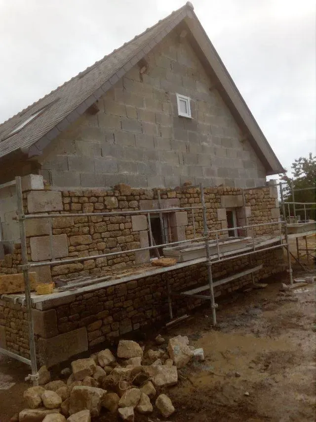 Taille de granit à Noues de Sienne